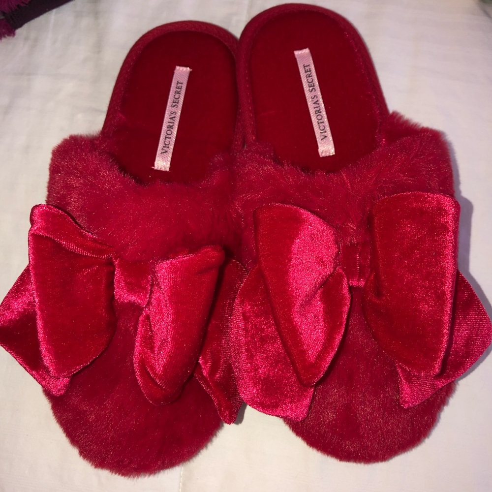 NWT VS SLIPPERS❤️